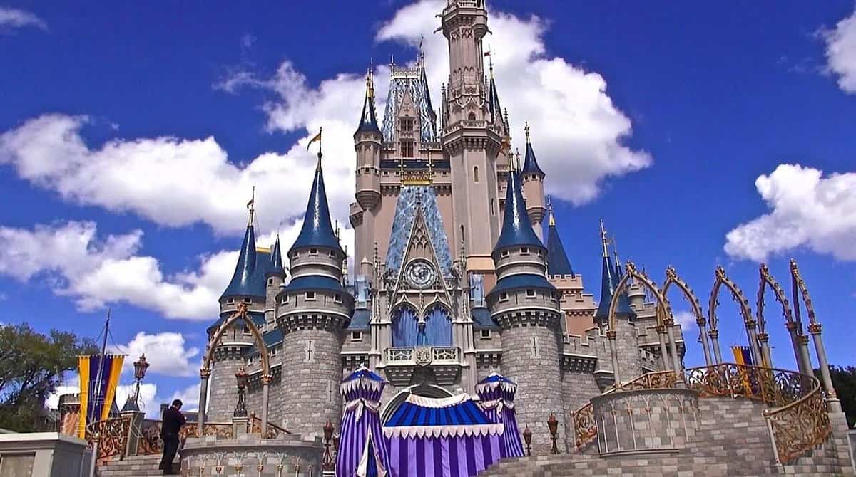 Disney's Magic Kingdom reigns supreme in 2015 theme park attendance