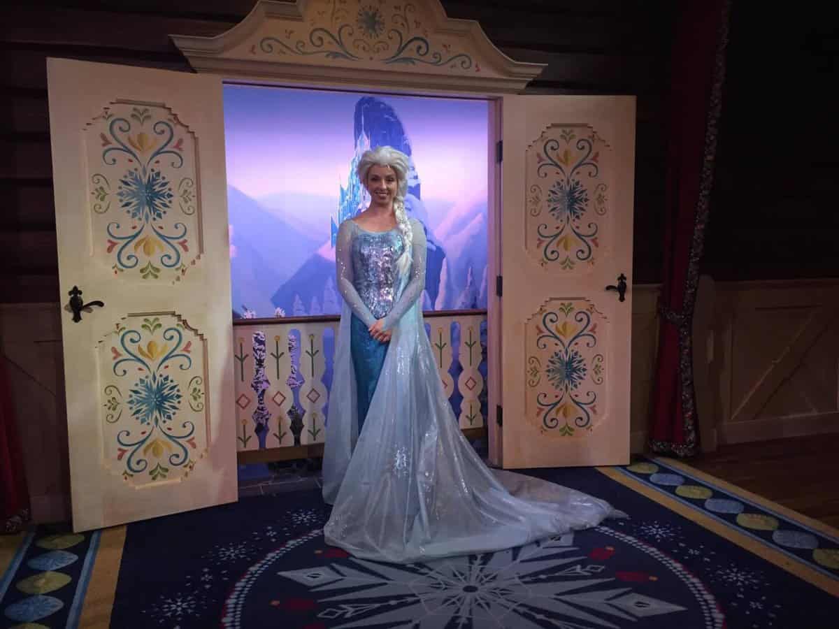 Video: new anna and elsa “frozen” meet and greet in the royal ...