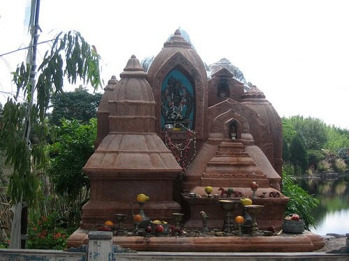 Shrine / Expedition Everest photo op match-up