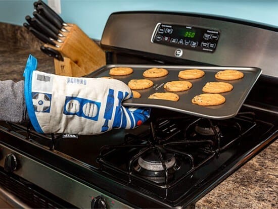 ivol_r2d2_oven_mitt_inuse