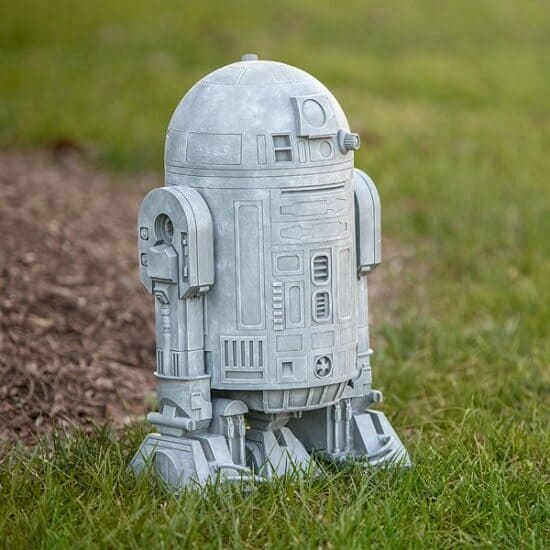 issh_sw_r2-d2_lawn_ornament_16in_inuse