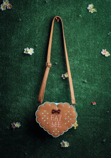 loungefly-alice-in-wonderland-eat-me-cross-body-purse