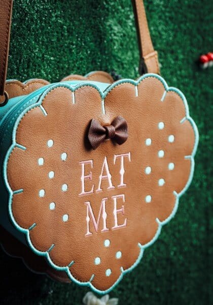 loungefly-alice-in-wonderland-eat-me-cross-body-purse2