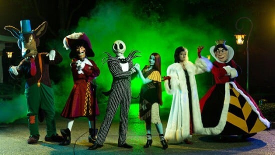 hkdl-villians-garden-group-1600x900